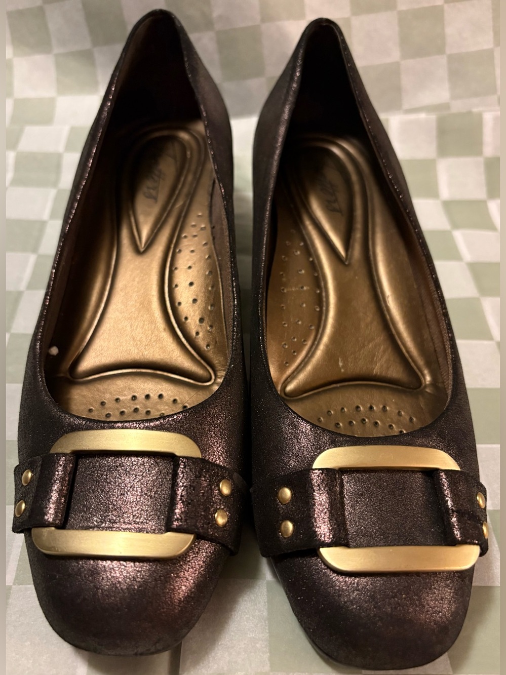 Trotters Sizzle Signature Gold-Tone Metallic Suede Buckle Pumps Slip-On - Sz 7.5
